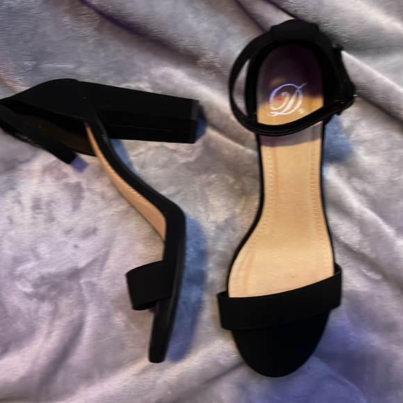 black heels - Picture 3 of 4